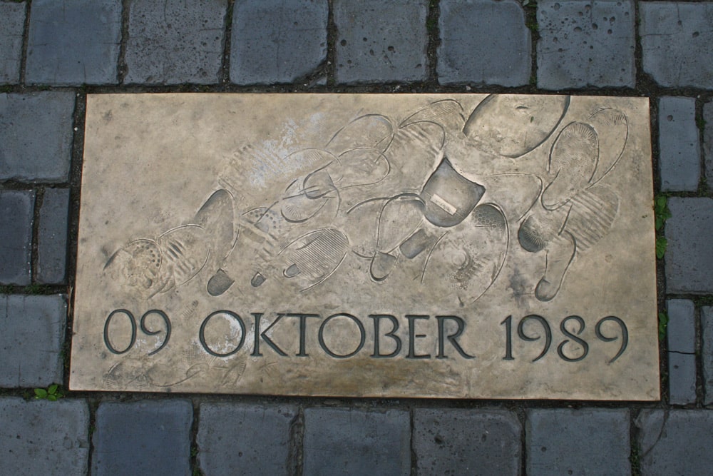 Bronzeplatte auf dem Nikolaikirchhof. Foto: Ralf Julke