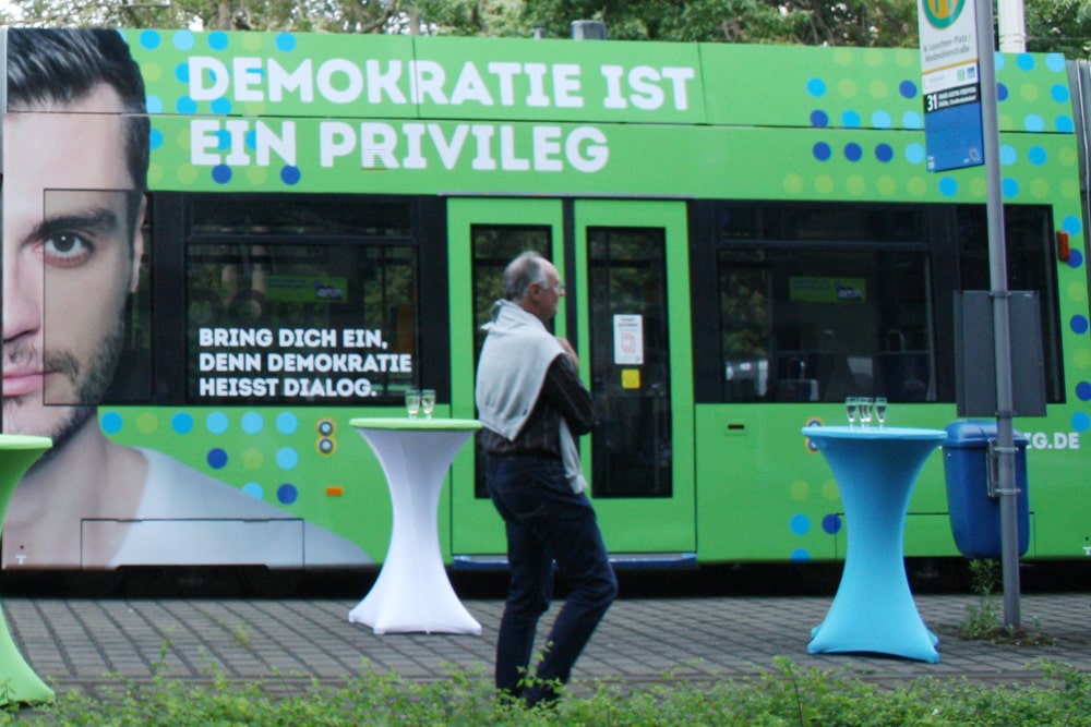 Leipziger Demokratie-Straßenbahn. Foto: Ralf Julke