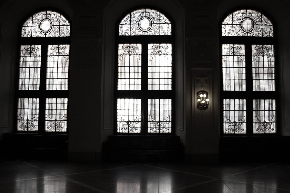 Wuchtige Fenster aus wuchtiger Zeit. Foto: Ralf Julke