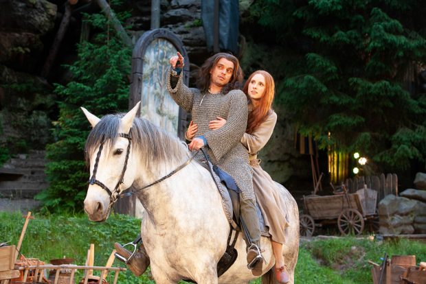 Berndt-Cananá als Ritter Christian und Luca Lehnert als Marthe. Foto: Landesbühnen Sachsen
