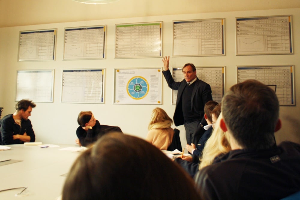 Burkhard Jung erklärt sein Indikatoren-Set. Foto: Ralf Julke