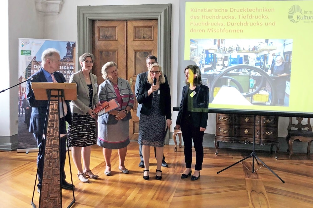 Urkundenübergabe – Susanne Richter, 2.v.l. und Priska Streit, 2.v.r. Foto: Priska Streit