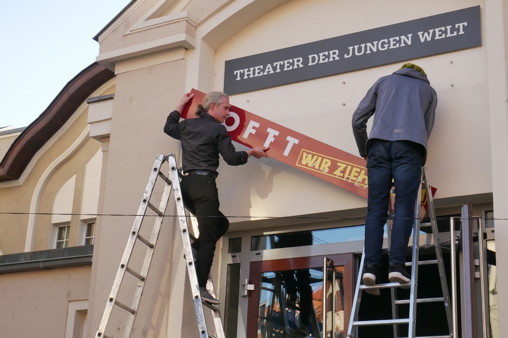 Das LOFFT-Schild am Theaterhaus wird abgenommen. Foto: LOFFT