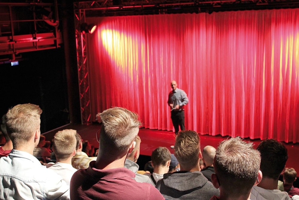 Vorwort: Lok-Vizepräsident Stephan Guth im Leipziger Theater der Jungen Welt vor der Abschlussveranstaltung des "Im Sport verein(t) für Demokratie"-Kurses. Foto: LSB