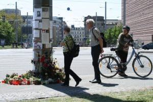 Gedenken an die verunfallte Radfahrerin am Martin-Luther-Ring. Foto: Ralf Julke