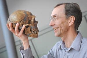 Svante Pääbo mit dem Schädel eines Neandertalers. Foto: MPI für evolutionäre Anthropologie