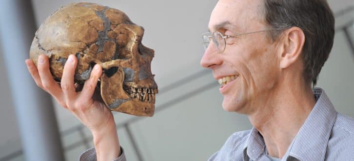 Svante Pääbo mit dem Schädel eines Neandertalers. Foto: MPI für evolutionäre Anthropologie