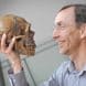 Svante Pääbo mit dem Schädel eines Neandertalers. Foto: MPI für evolutionäre Anthropologie