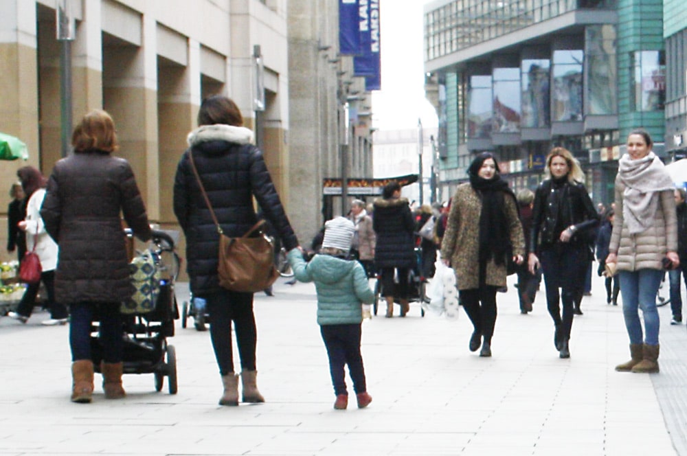 Mit den Kleinen unterwegs in der Petersstraße. Foto: Ralf Julke