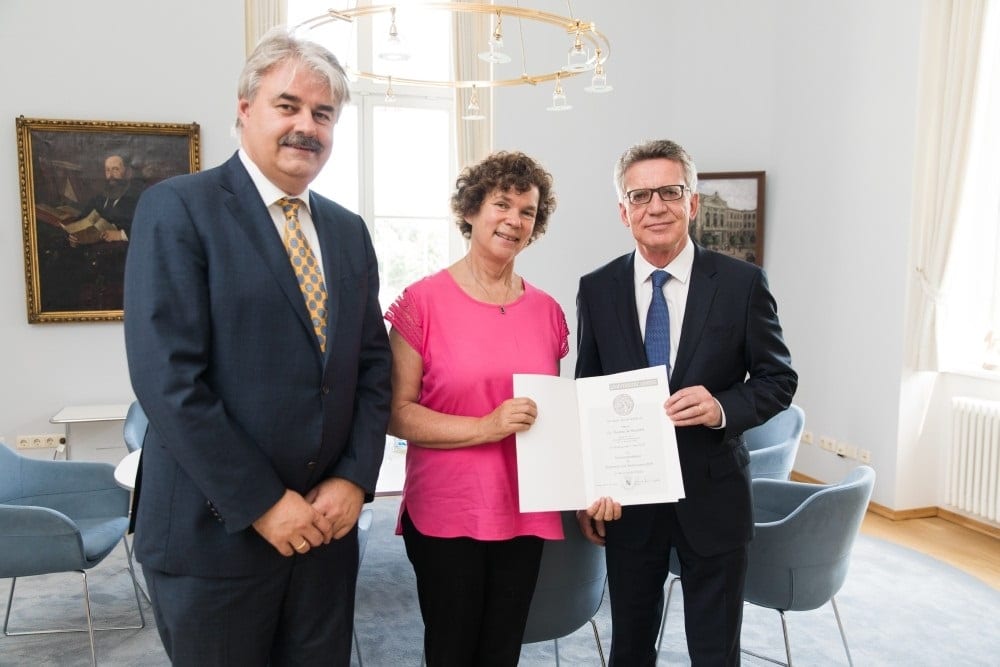 Dekan Prof. Dr. Tim Drygala, Rektorin Prof. Dr. Beate Schücking und Thomas de Maizière bei der Übergabe der Berufungsurkunde Foto: Christian Hüller / Universität Leipzig