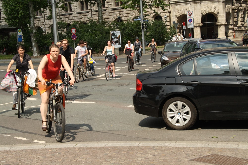 Radfahrer aus der Lotterstraße überqueren den Martin-Luther-Ring. Foto: Ralf Julke