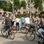 Radfahrer Richtung Innenstadt treffen sich mit Fußgängern an der Ampel auf engstem Raum. Foto: Ralf Julke