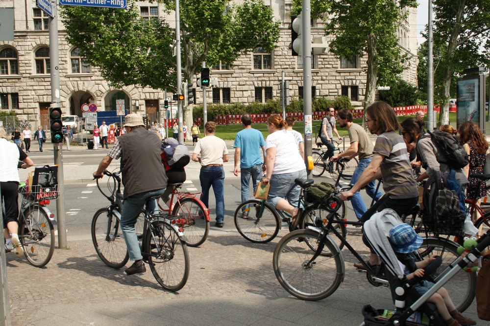 Radfahrer Richtung Innenstadt treffen sich mit Fußgängern an der Ampel auf engstem Raum. Foto: Ralf Julke