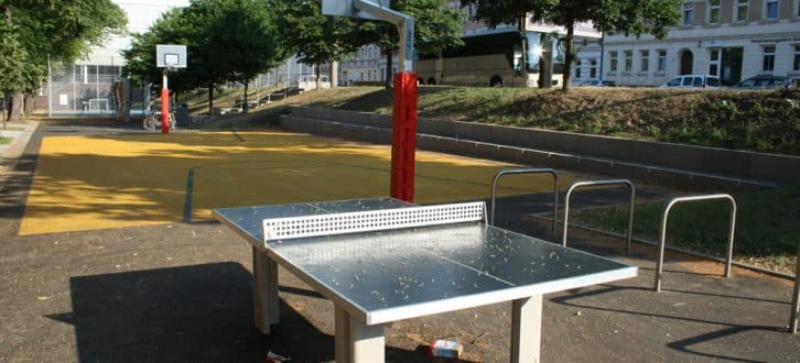 Tischtennisplatte und Streetball-Anlage auf dem Renftplatz. Foto: Ralf Julke