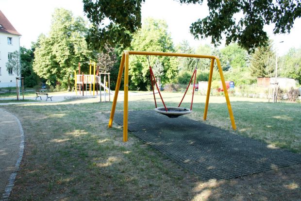 Schaukel und Kletterburg auf dem neu gestalteten Schillerplatz. Foto: Ralf Julke