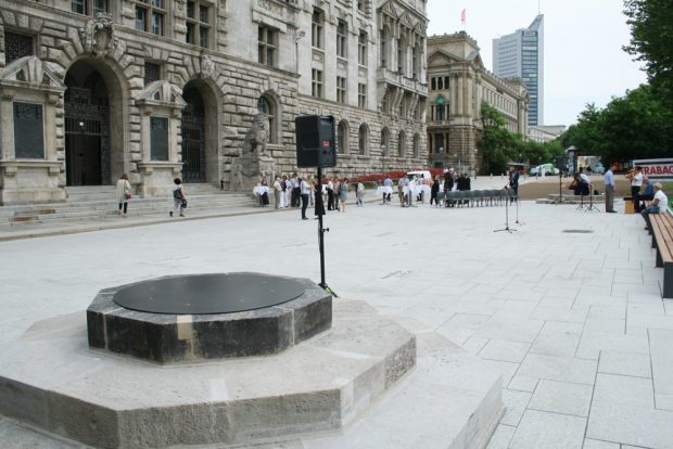 Die Sockel für die alten Fahnenmaste wurden wieder hergestellt. Foto: Ralf Julke