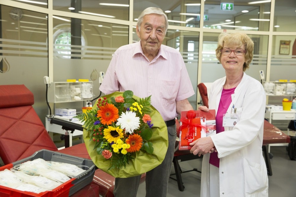 Oberärztin Elvira Edel, kommissarische Leiterin am Institut für Transfusionsmedizin Leipzig, bedankte sich beim 80-jährigen Blutspender Peter Köckeritz für 60 Jahre aktives Blutspenden. Foto: Stefan Straube (UKL)