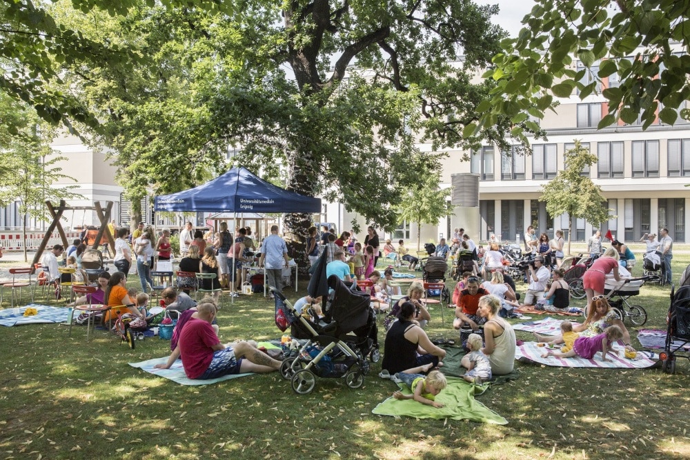 Ehemalige Frühchen, ihre Eltern sowie Schwestern und Ärzte treffen sich am 22. Juni zum 16. Frühchenpicknick zur entspannten Plauderei bei Kaffee und Kuchen. Foto: Stefan Straube/UKL