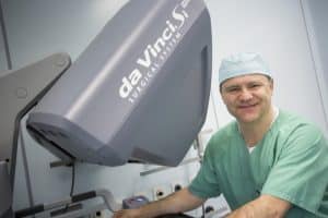 Prof. Jens-Uwe Stolzenburg, hier am Da Vinci-Op-Roboter, leitet die internationale Urologen-Tagung zu roboterassistierter Chirurgie 2018 in Leipzig. Foto: Stefan Straube/UKL