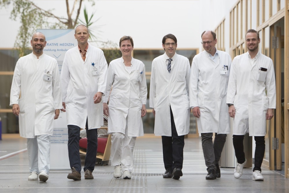 Das Team des Zentrums für minimalinvasive Chirurgie am UKL um Leiterin Prof. Ines Gockel (3.v.l.): Dr. Yusef Moulla, Prof. Arne Dietrich, Prof. Daniel Seehofer, Dr. Boris Jansen-Winkeln, PD Dr. Robert Sucher (v.l.). Foto: Stefan Straube/UKL
