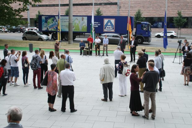Der Rathausvorplatz zur Einweihung. Foto: Ralf Julke