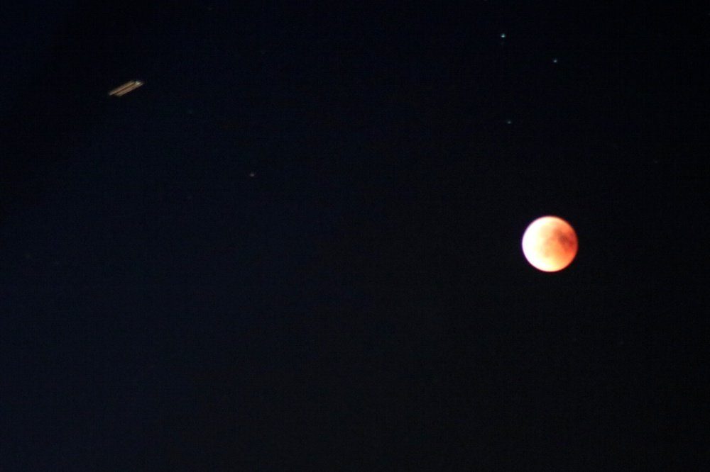 Die ISS auf ihrem Vorbeiflug am Mond über Leipzig. Foto: Michael Freitag