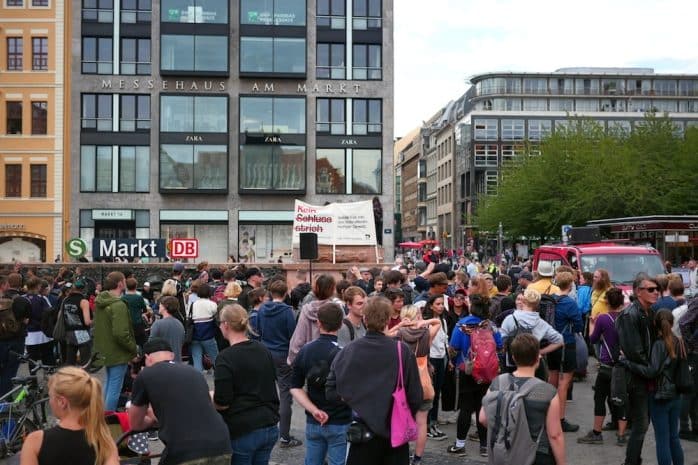 200 bis 300 verfolgten den Livestream und debattierten eher untereinander das Urteil zum NSU in Leipzig. Foto: Luca Kunze