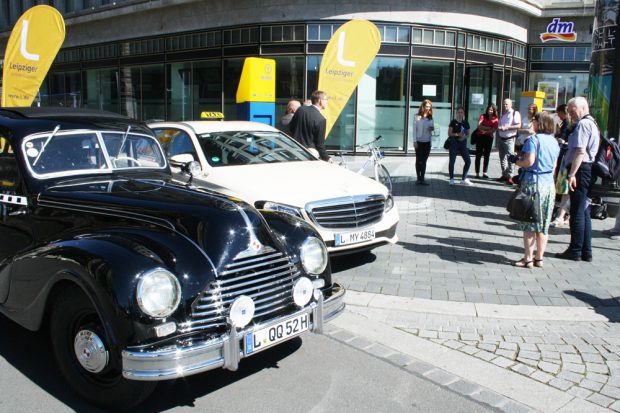 Vor-Ort-Termin mit den Taxis zweier Generationen. Foto: Ralf Julke
