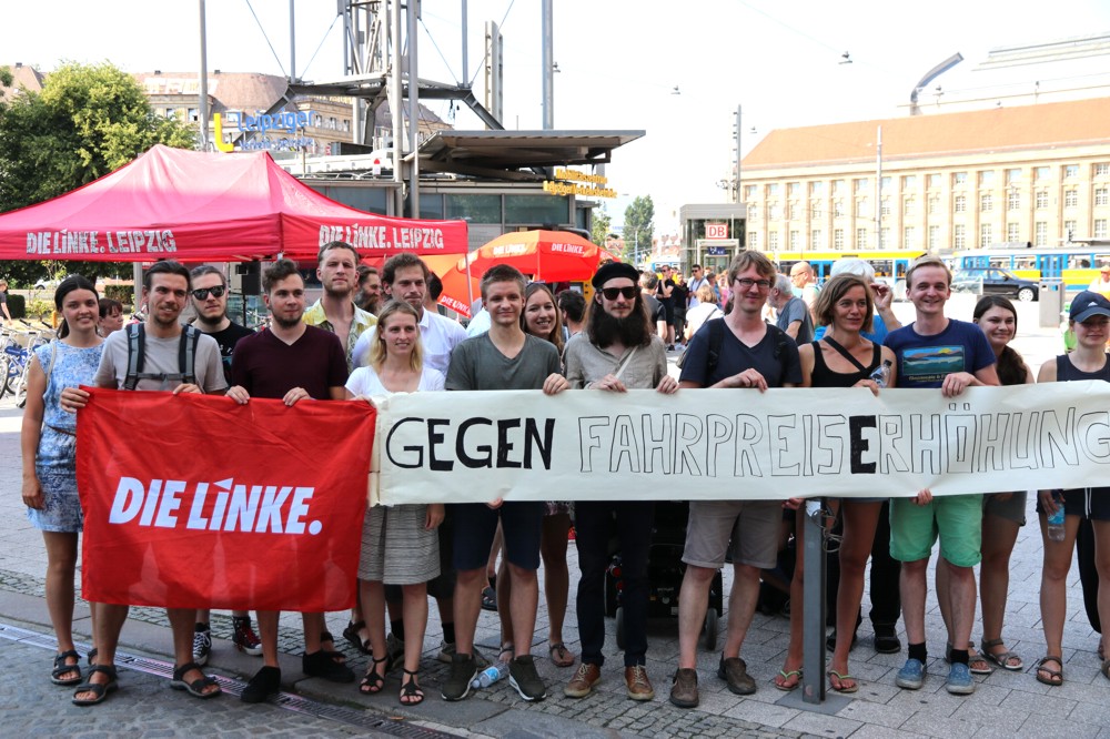 Worum es geht, steht drauf. Die Linke am 31. Juli 2018 auf dem Kleinen Willy-Brandt-Platz gegen steigende Fahrpreise. Foto: Michael Freitag