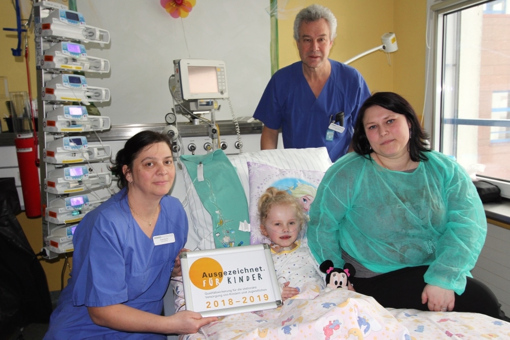 Dr. Ingo Dähnert, Direktor der Universitätsklinik für Kinderkardiologie am Herzzentrum Leipzig, Annett Richter, Stationsleiterin der Kinderstation, Kinder-Intensivstation und Kinder-Intensivüberwachungspflege sowie Patientin Eleisa Joleen Seidemann mit Mutter Melanie freuen sich über die Auszeichnung. Foto: Helios