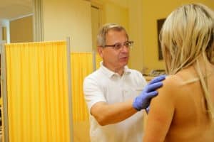Chefarzt Prof. Uwe Köhler bei der Untersuchung einer Patientin, Foto: Klinikum St. Georg