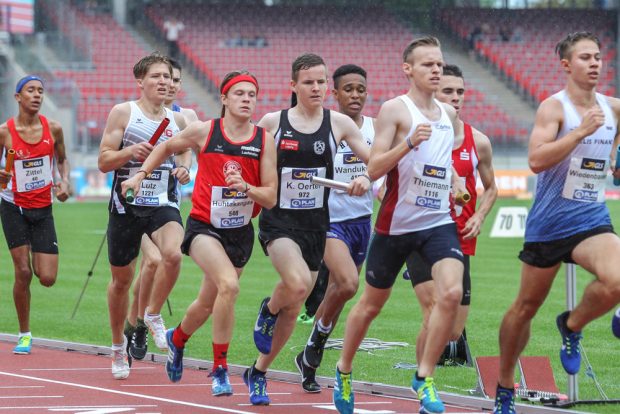 Kevin Oertel als Startläufer des SC DHfK II mittendrin. Foto: Jan Kaefer