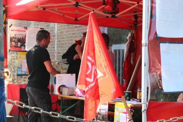 Debatten am Stand der IG Metall - gehen oder bleiben - veiel Mitarbeiter sind gesuchte Fachkräfte. Foto: Michael Freitag