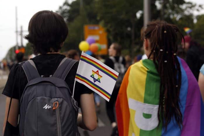 Die Fähnchen der deutsch-israelischen Gesellschaft erfreuten sich großer Beliebtheit. Foto: Alexander Böhm
