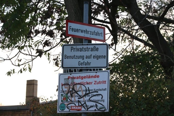 Die Tonart ist schon l&auml;nger versch&auml;rft. Die ZUfahrt an der Theresienstra&szlig;e mit entsprechenden Schildern. Foto: L-IZ.de