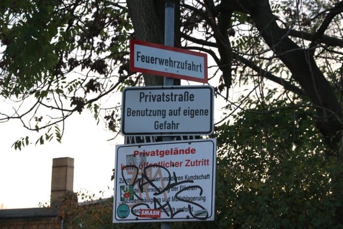 Die Tonart ist schon länger verschärft. Die ZUfahrt an der Theresienstraße mit entsprechenden Schildern. Foto: L-IZ.de