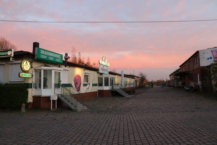 Die nächsten Kandidaten - die Bowlingbahn liegt in der gleichen Flucht wie der TV Club. Foto: L-IZ.de