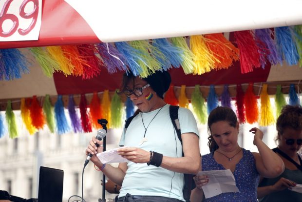 Ein Aktivist thematisierte das Probleme von Homosexuellen in Flüchtlingsunterkünften. Foto: Alexander Böhm
