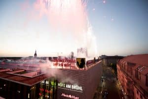 Ein Feuerwerk steigert die Spannung bevor die Schriftzüge endlich erleuchten. Foto: Höfe am Brühl