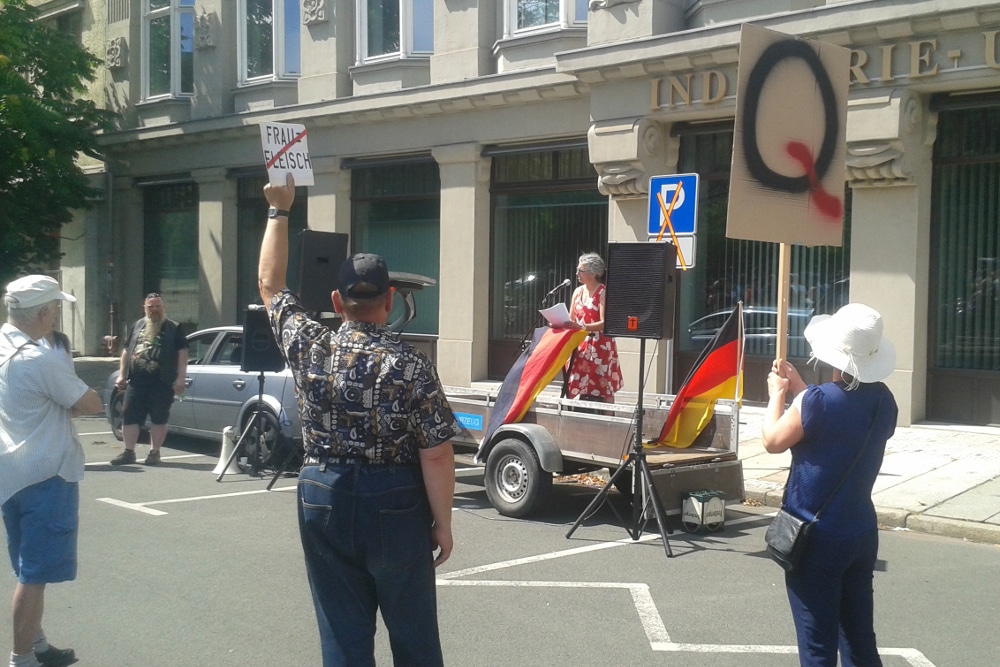 Frauendemo mit Deutschlandliebe. Foto: René LochFrauendemo mit Deutschlandliebe. Foto: René Loch