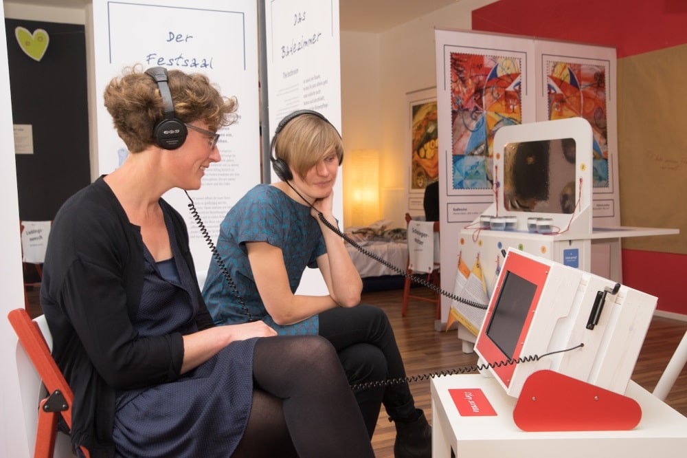 Geschichtenstation in der Ausstellung „Liebe Liebe“. Foto: UNIKATUM/Roland Kersting