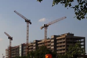 In Leipzig wird gebaut - das Richtige und genug eher nicht. An der Prager Straße im Leipziger Osten. Foto: Michael Freitag