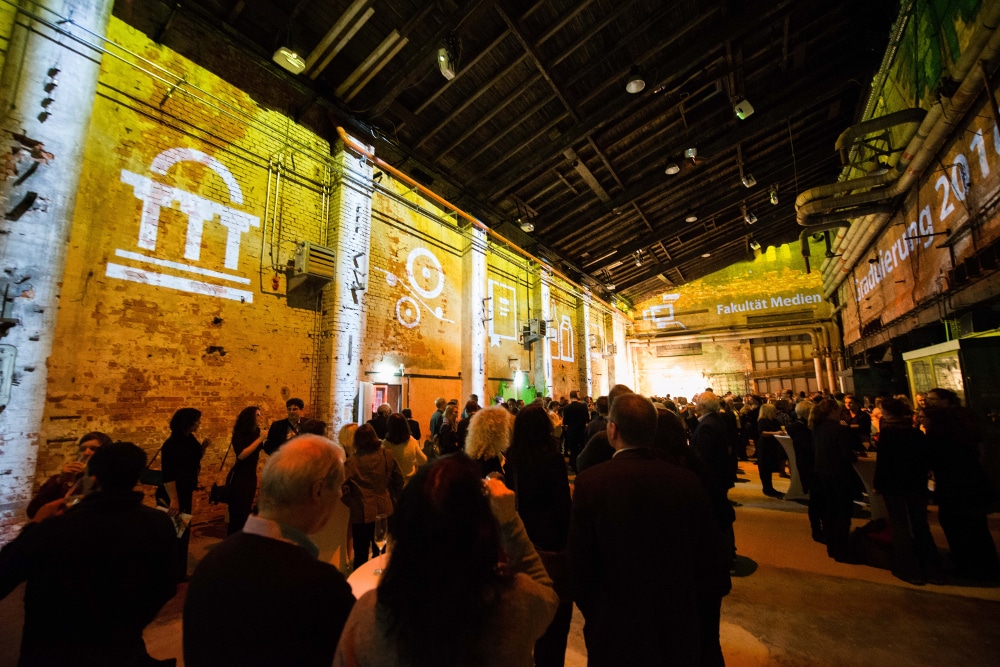 Empfang in der Kesselhalle des Kunstkraftwerks Leipzig bei der Graduierungsfeier der Fakultät Medien 2016. Foto: Robert Winter/HTWK LeipzigEmpfang in der Kesselhalle des Kunstkraftwerks Leipzig bei der Graduierungsfeier der Fakultät Medien 2016. Foto: Robert Winter/HTWK Leipzig