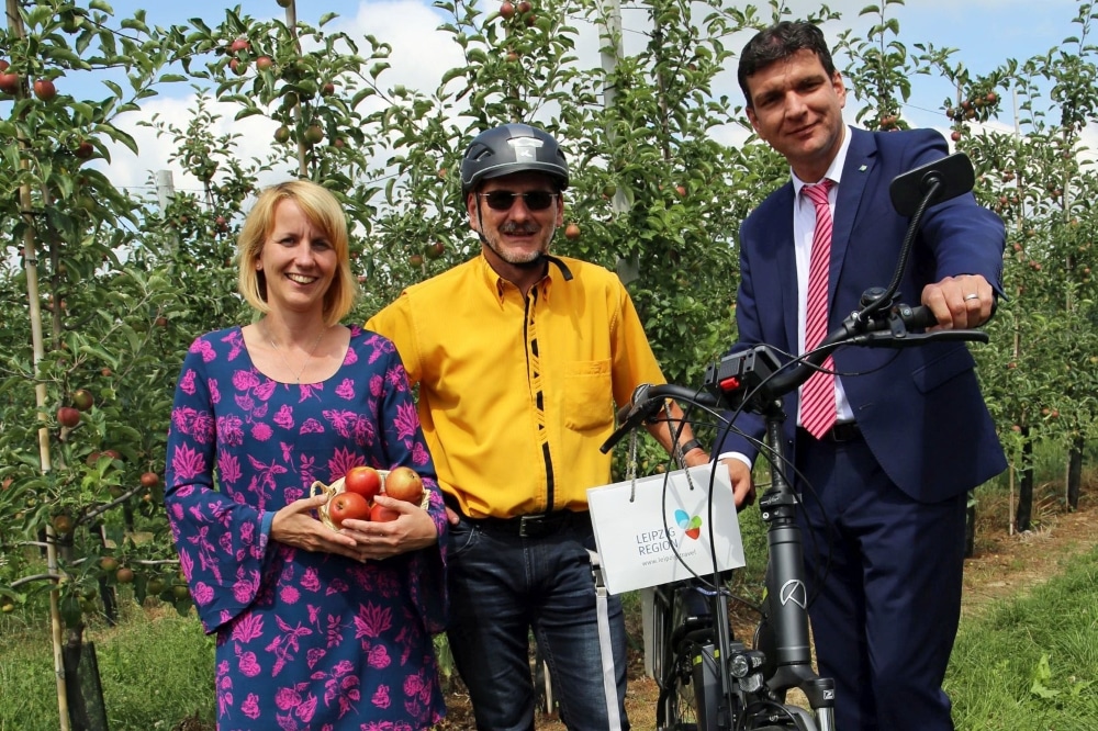 v.l.: Sandra Brandt (LTM GmbH, Leiterin Abt. Region), Wolfgang Scheefe (Vorstandsvorsitzende FV „Obstland“ e.V.), Henry Graichen (Landrat Landkreis Leipzig u. Vorstandsvorsitzender TV Sächs. Burgen- und Heideland e.V.) Foto: LTM/Andreas Schmidt