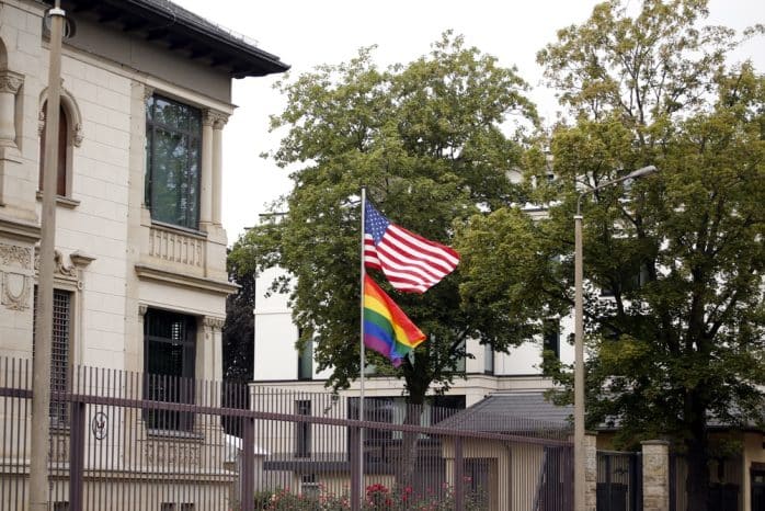 Regenbogenflagge am US-Konsulat. Foto: Alexander Böhm