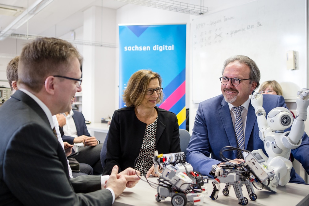 Prof. Jens Wagner, HTWK-Rektorin Prof. Gesine Grande und Staatssekretär Stefan Brangs (v.l.n.r.) mit Nao-Roboter und verschiedenen „Roberta“-Exemplaren. Foto: Robert Weinhold/HTWK Leipzig