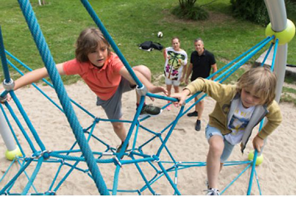Intakte Spielplätze sind auch fürs Wohlgefühl der Kinder wichtig. Foto: AOK