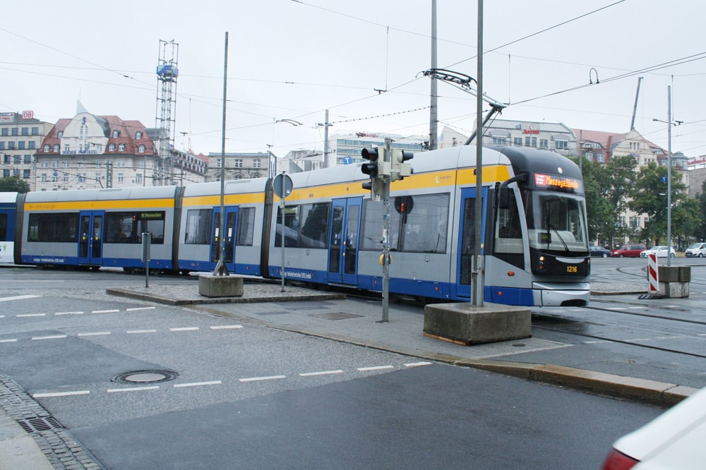 Linie 16 legt sich in die Gleiskurve Richtung Kurt-Schumacher-Straße. Foto: Ralf Julke