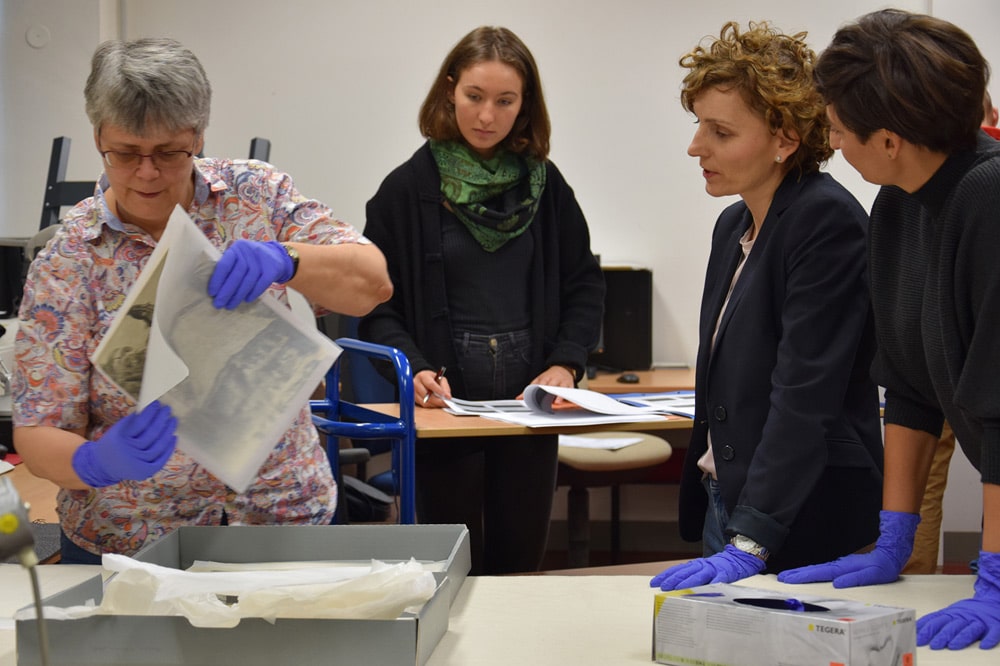 Am 15. Juni 2018 wurde im GRASSI Museum für Völkerkunde zu Leipzig die Sammlung ethnographischer Objekte und von Fotografien aus dem ehemaligen Museum Litzmannstadt an Vertreterinnen des Ministeriums für Kultur und Nationales Erbe der Republik Polen übergeben. Foto: Freistaat Sachsen, SMWK