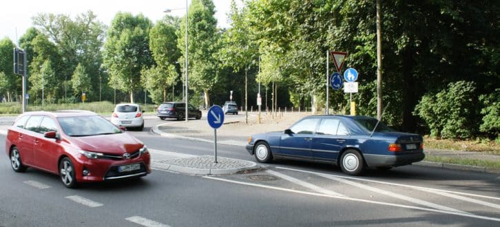 Einmündung der Edvard-Grieg-Allee in den Kreisverkehr. Foto: Ralf Julke